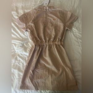 New NIKE SPORTSWEAR SWOOSH DRESS (OXFORD/LIGHT CURRY/ROSE WHISPER)